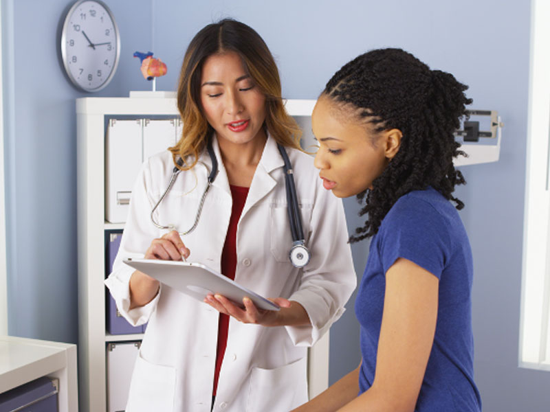 doctor discussing with patient to illustrate hysterectomy recovery issues